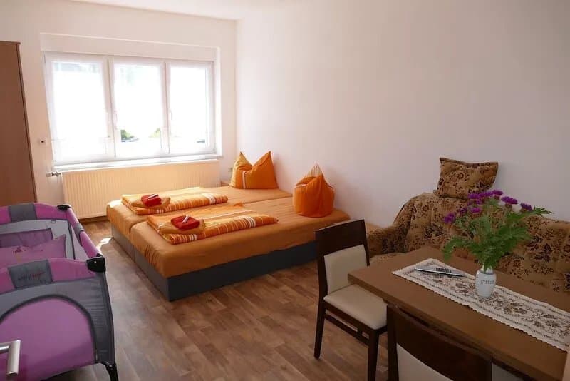 2 vacation apartments for 5 to 8 people in a city location, near Kiebitz Lake