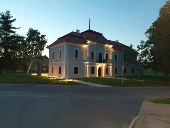 Sternthal Mansion (Dvorec Sternthal)