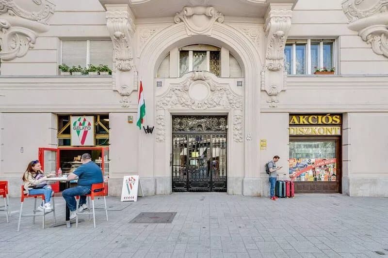 Golden Stars Apartments in the Heart of Budapest! Private Balcony, A/C, Shuttle