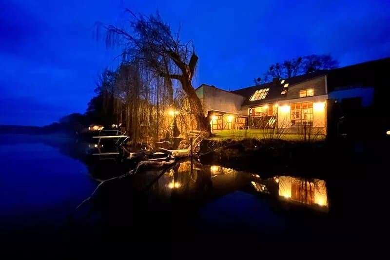 Straushaus - Wellness hideaway directly on Straussee with sauna, pedal boat