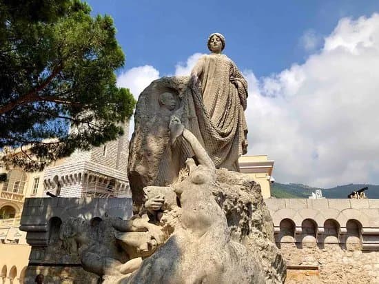 Hommage des Colonies Etrangeres Statue