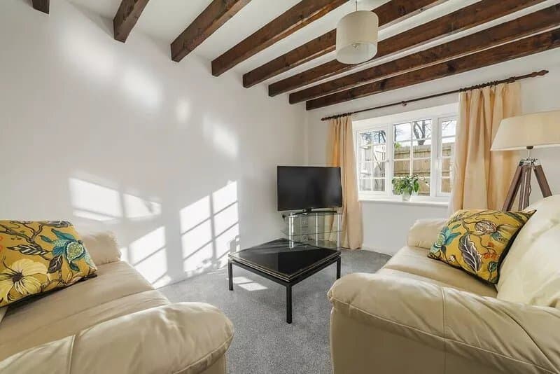 Woodcroft is a charming cottage located in wonderfully leafy surroundings right