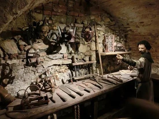 Expozitie Inedita: Ev Mediu. Tortura Si Executie