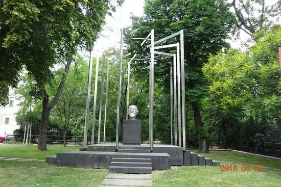 Monument to Karl Renner