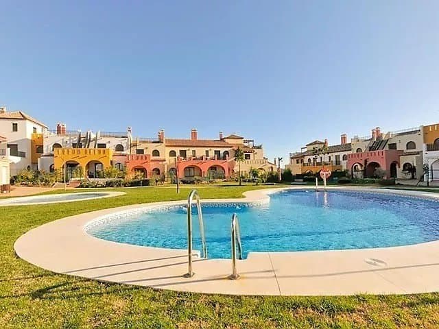 Beautiful 3 bed townhouse in Andalucia ideal for families, golf. Shared pool.