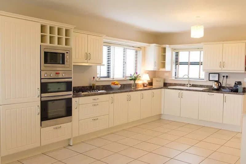 Luxurious family home with spectacular views close to shops, pub and beaches