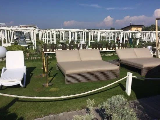 V Lounge Beach