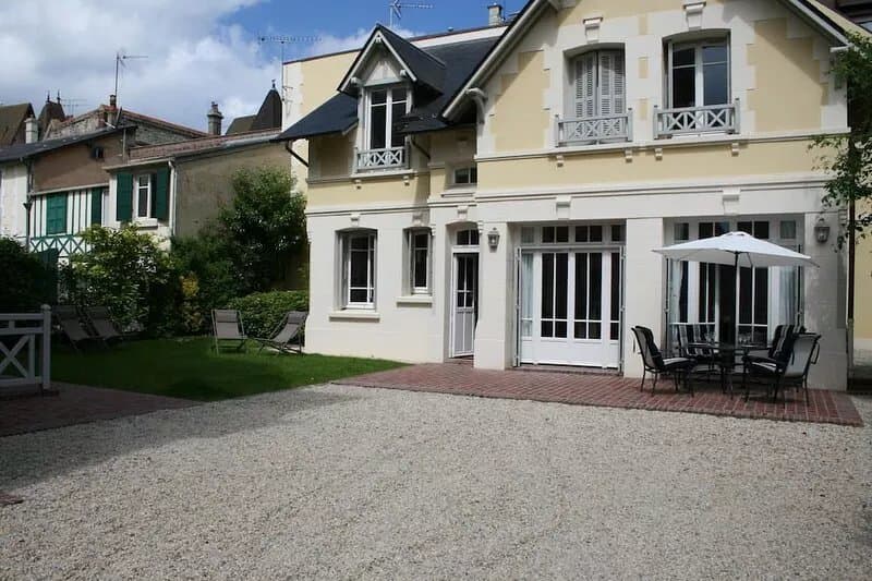 Charming villa in the golden triangle of Deauville (city center and beach).