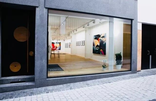 Buronzu Gallery