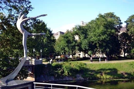 Monument to Maris Liepa