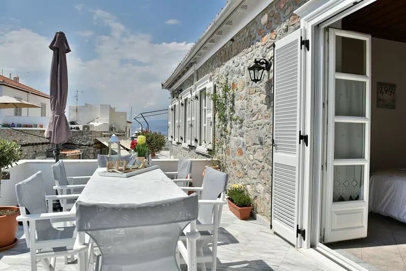 Hydra's Pearl *Brand new* at the heart of Hydra
