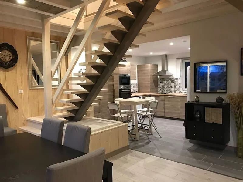 Cottage 6 to 8 people, House wood layout quality. Near lake Bcp of space