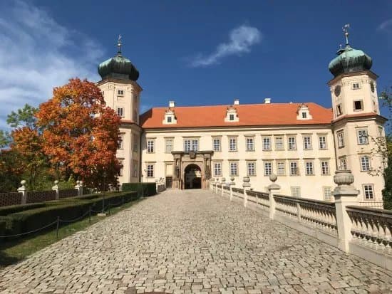 Mnisek pod Brdy Castle