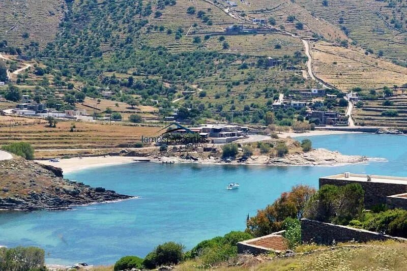 Spacious villa with a pool only 3 minutes by foot from the beach of Koundouros