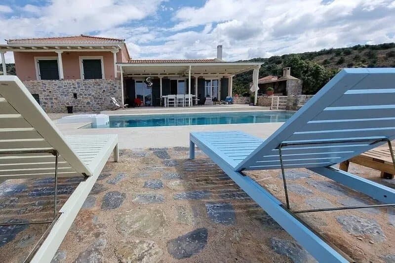 Family-Friendly Villa,, equipped with Top Quality Furniture & Amenities.
