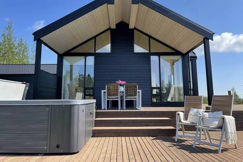 Luxury riverfront villa, w/ hot tub and close to the Golden Circle