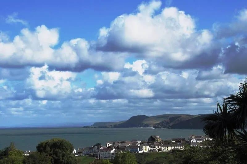 BEAUTIFUL HOUSE WITH AMAZING SEA VIEWS IN ABERPORTH. 10 MINS WALK TO BEACH