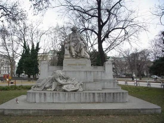 Johannes Brahms Monument
