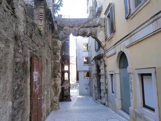 Old Gateway (Roman Arch)