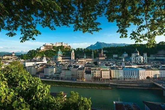 Salzburg & Vienna Sightseeing - Hop on Hop off Bus Tour