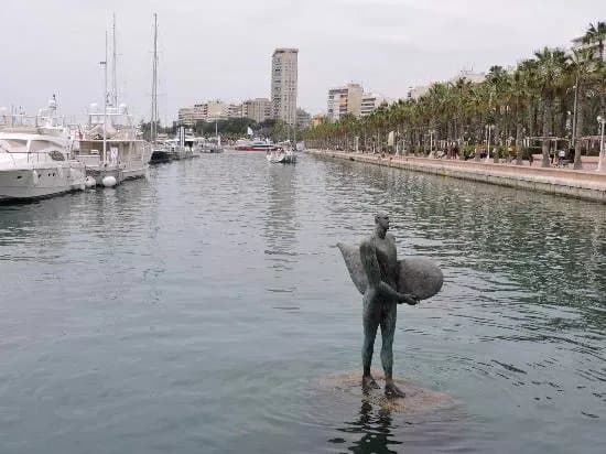 Escultura El Regreso de Icaro con Su Ala de Surf