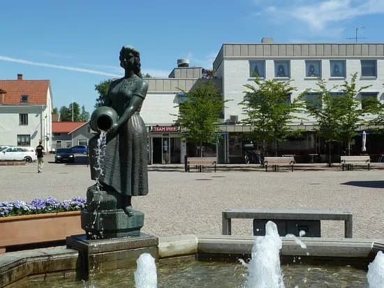 Statyn ''Kvinnan Vid Brunnen''