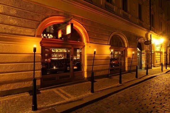 Tynska Bar and Books