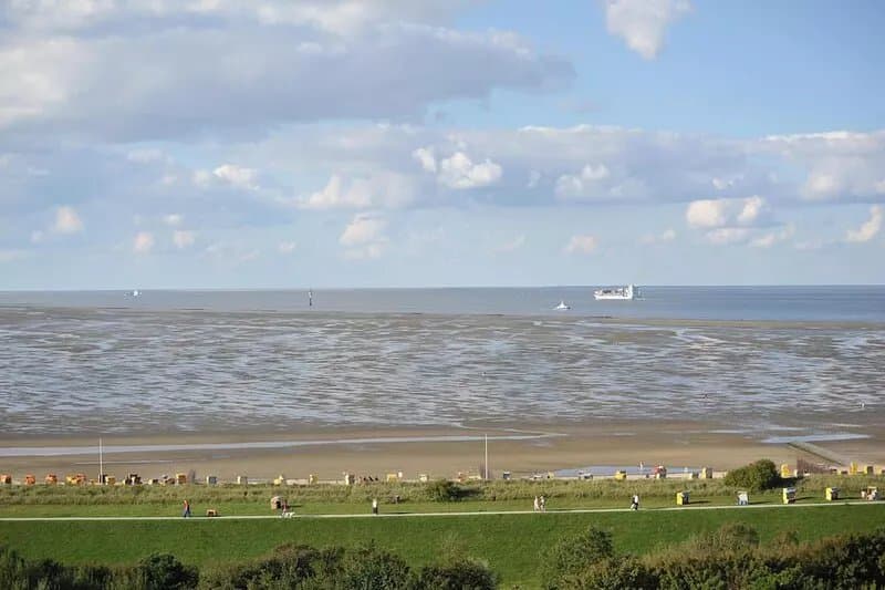 Beautiful view with spacious west-facing balcony, 3 minutes from the sandy beach