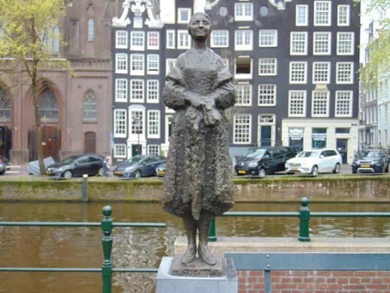 Statue Vrouw met Stola
