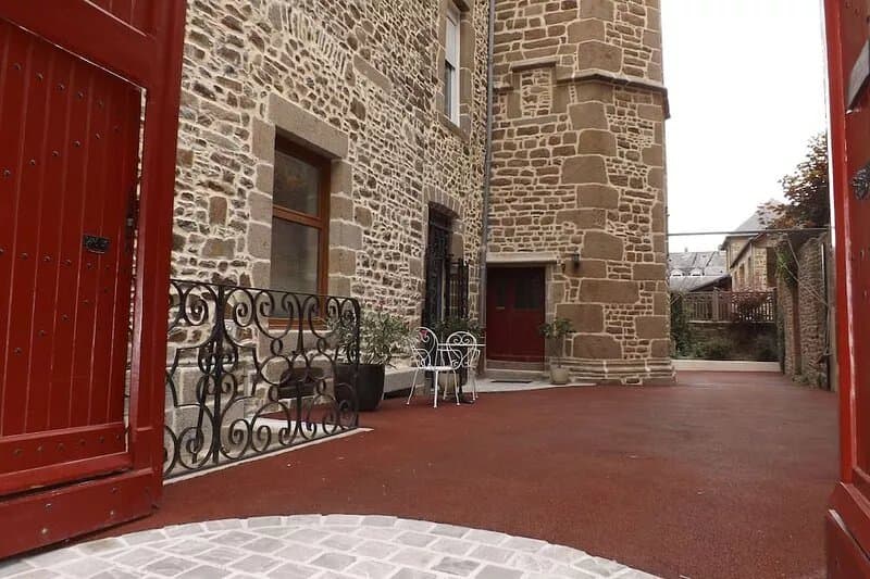 Urban premium ground floor cottage for 2-6 pers historic Fougeres, Label House