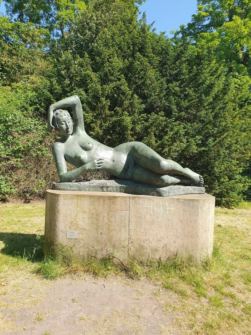 Skulptur "Liegende Agina"