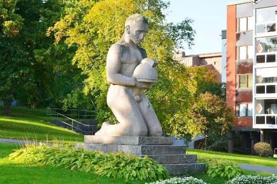 Savonlinna Herostatue - The Hero's Grave