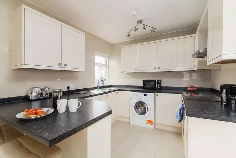 Scenic View Apartment - an apartment that sleeps 4 guests in 2 bedrooms