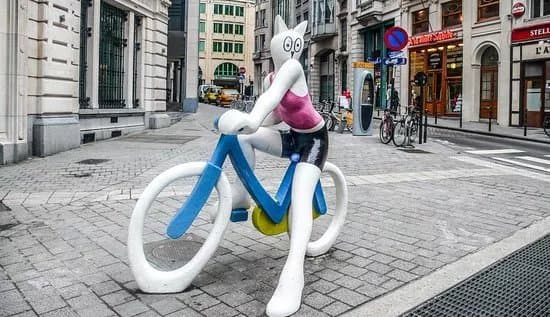 Statue La Chatte a Bicyclette