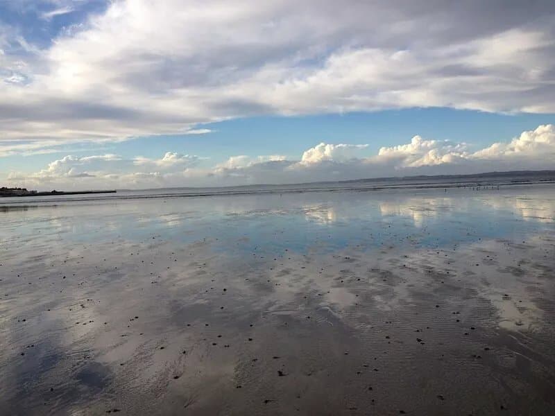 Sea and sand in large screan.