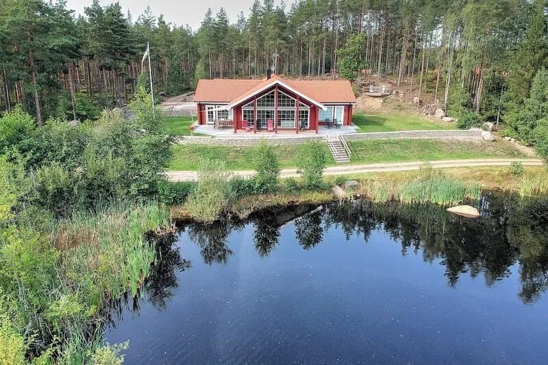 Dream house on the lake with sauna, fireplace, Wi-Fi, gallery / loft, boat