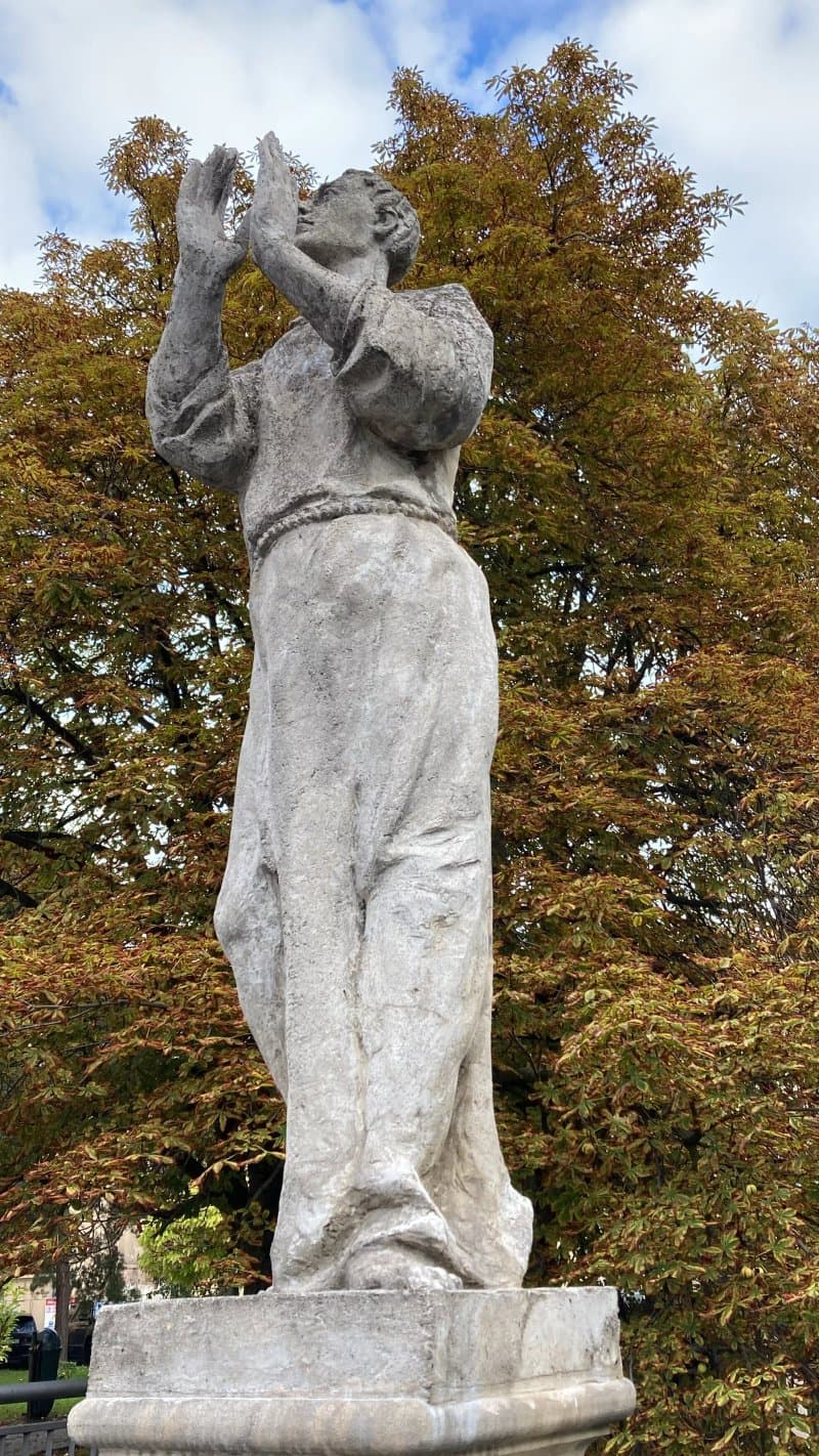 Statue Klatschen (socha Tlesknuti)