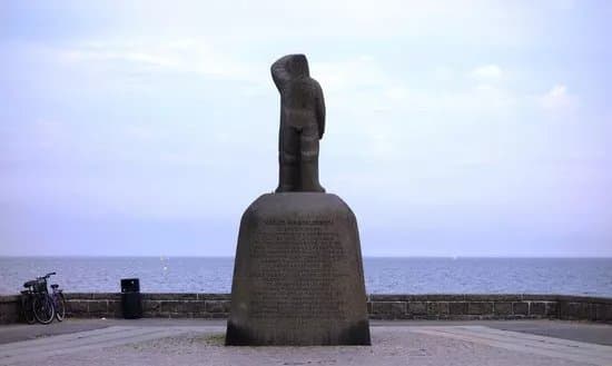 Knud Rasmussen Statue