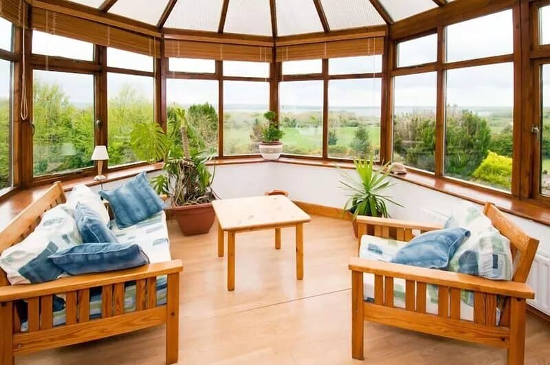 Holiday House with large garden and fantastic lakeview - 'Shannonview '