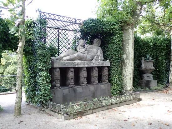Kunstwerk in Stein-Sterbende Frau mit Kind: Vom Kunstler Bernhard Hoertger