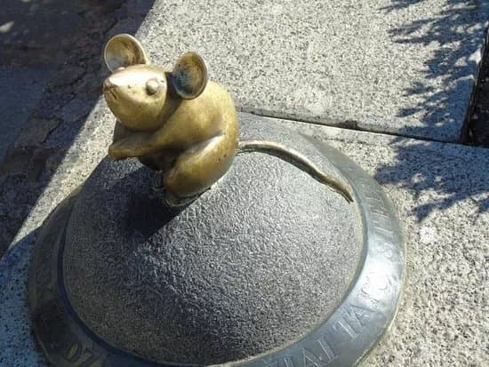 Sculpture Golden Mouse