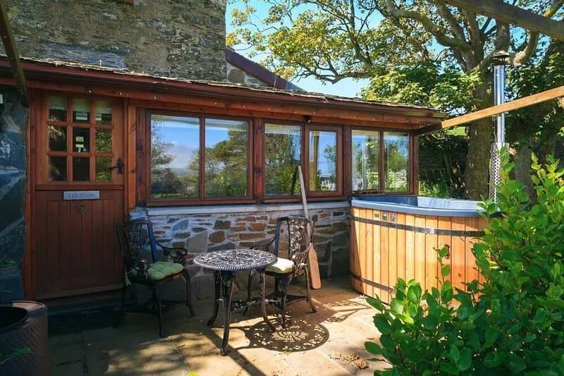 The Tower - sleeps 2 guests in 1 bedroom