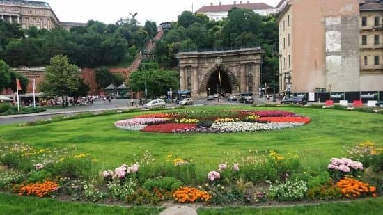 Clark Adam Square (Clark Adam ter)