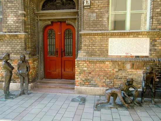 Sculpture of the Boys of the Pal Street