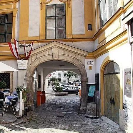 Heiligenkreuzerhof Market