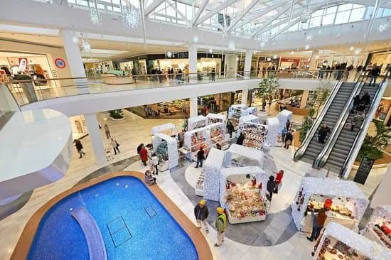 SCS Shopping Center Sued