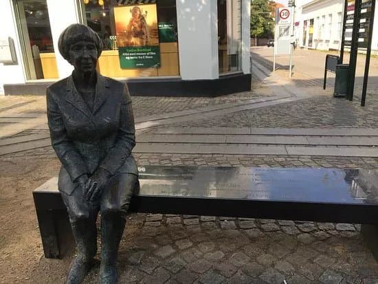 Lise Noergaard Statue