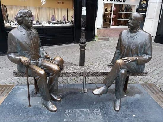 Oscar Wilde & Eduard Vilde Statue