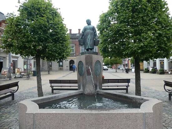 Statuen ''torvebrond Med Torvekone''