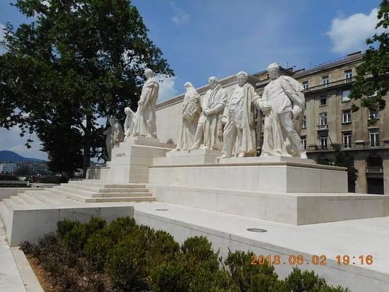 Statue of Lajos Kossuth